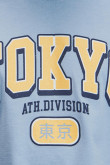 Camiseta azul clara con diseño college amarillo de Tokio y cuello redondo