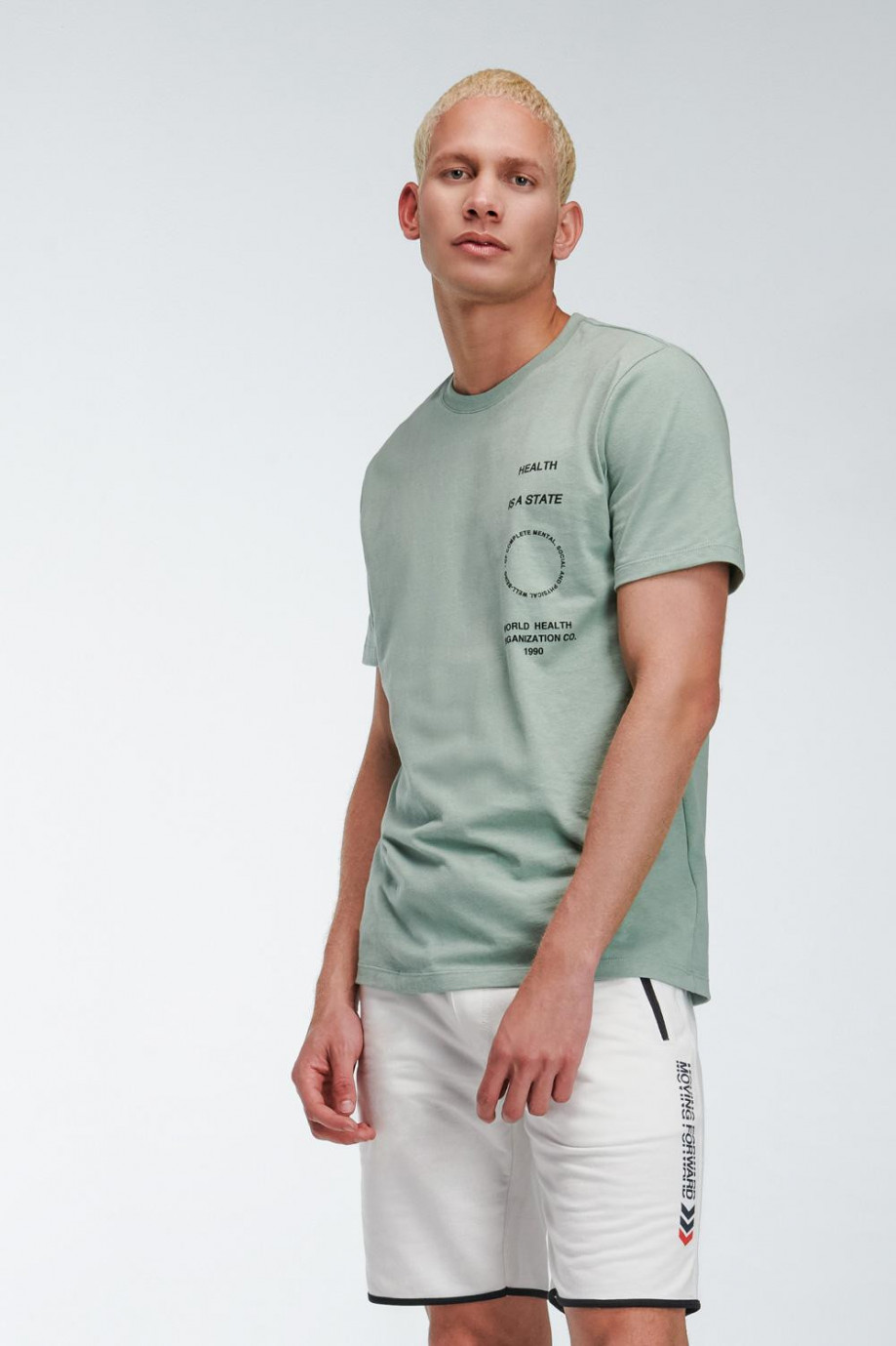 Camiseta unicolor con texto estampado y cuello redondo