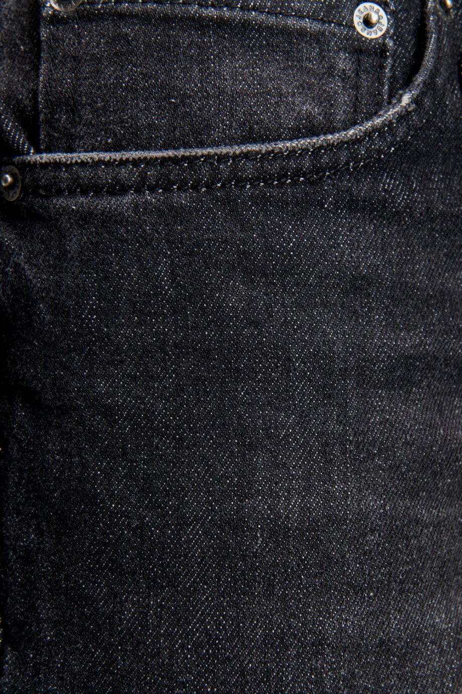 Jean 90S negro con ajuste semirrecto y tiro bajo