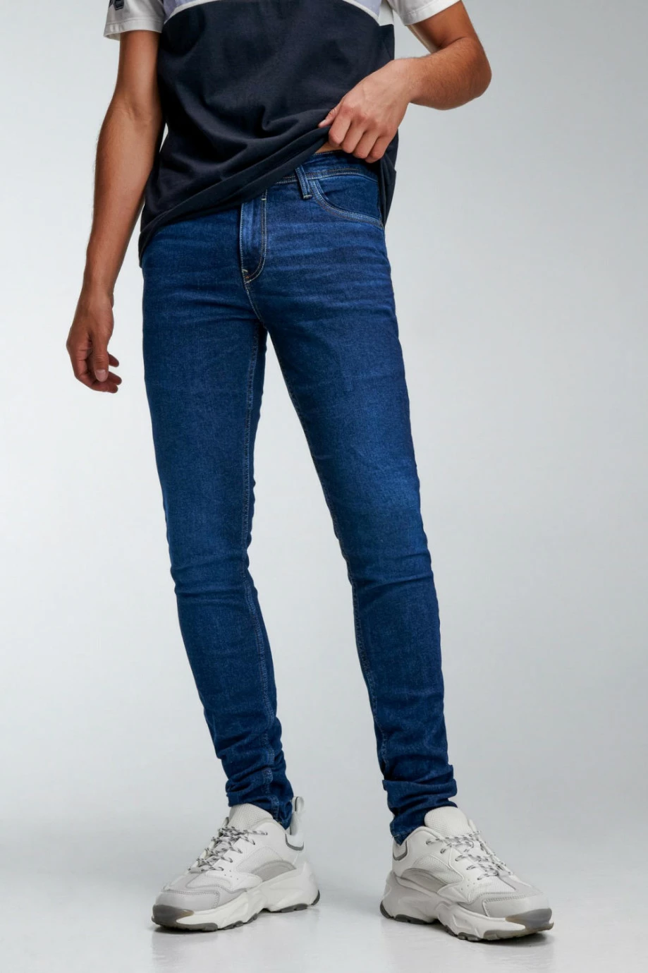 Jean skinny fit azul intenso con costuras en contraste y tiro bajo