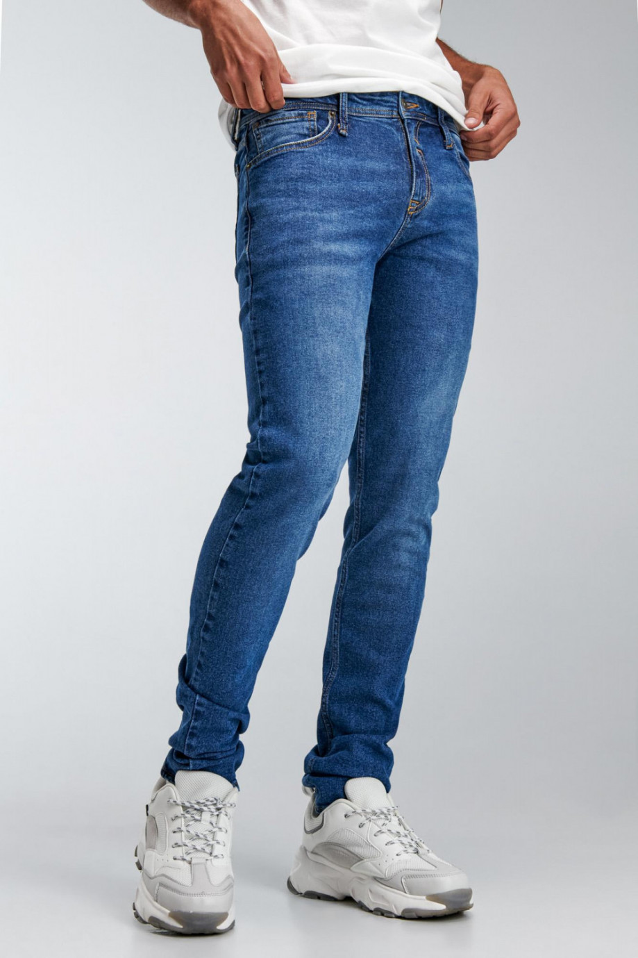 Jean azul oscuro slim con desgastes de color y tiro bajo