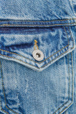 Chaqueta azul medio en jean con bolsillos de parche