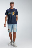 Bermuda azul clara en jean con rotos y detalles deshilados