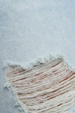 Bermuda azul clara en jean con rotos y detalles deshilados