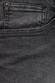 Jean gris oscuro carrot con bordes inferiores deshilados