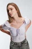 Blusa con escotes lila clara con recogido en el pecho y manga corta