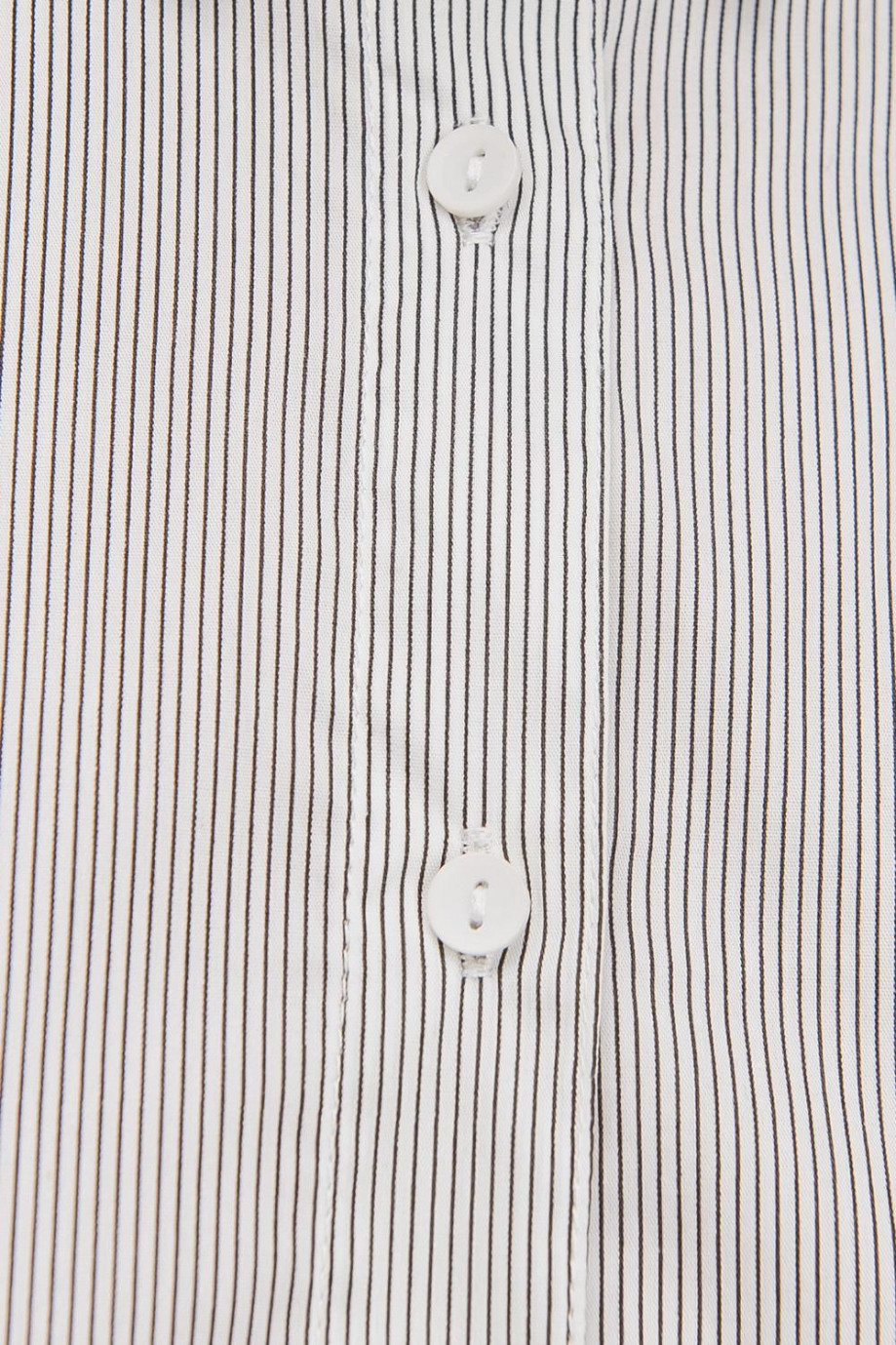 Blusa blanca a rayas manga 3/4 y cuello camisero