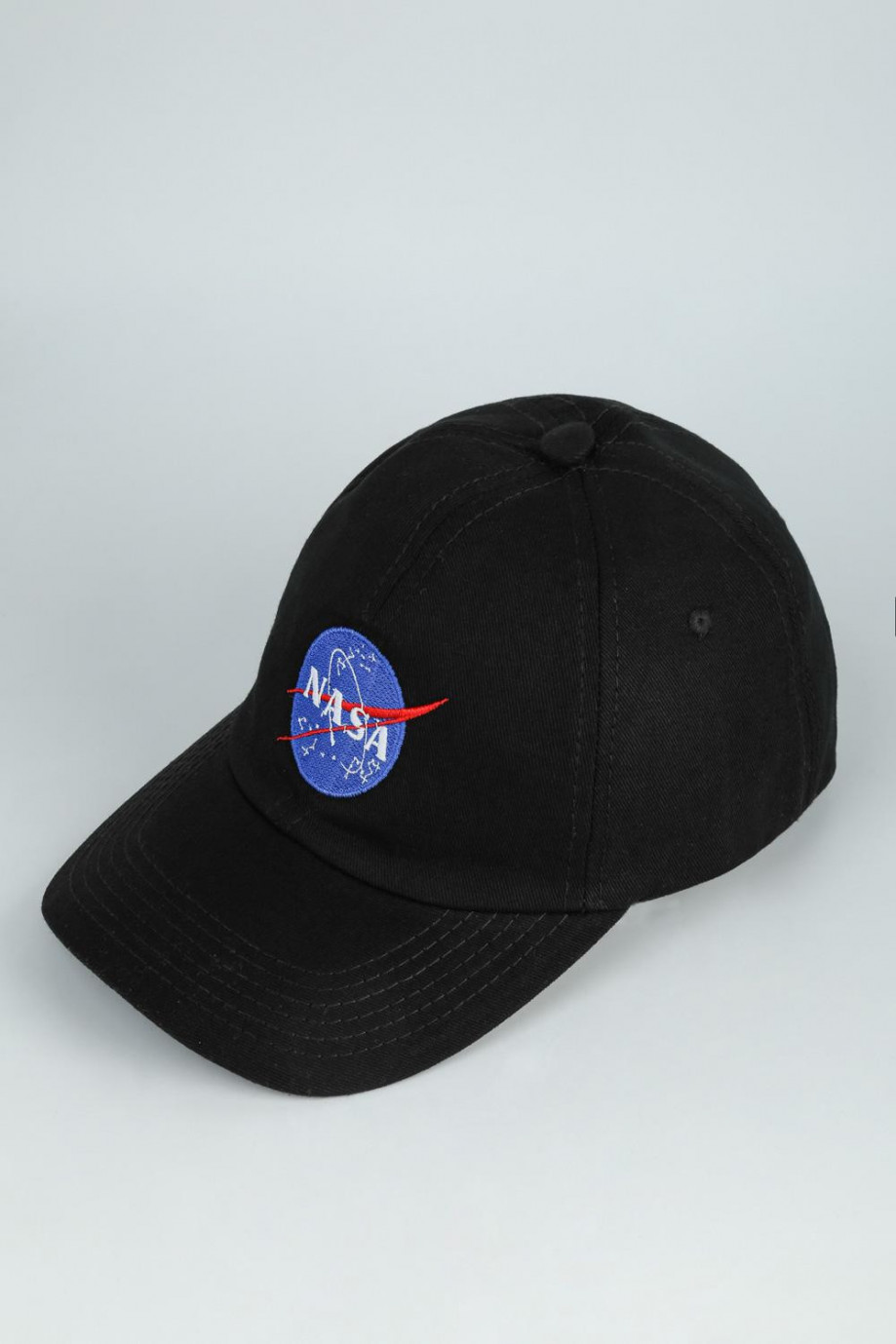 Cachucha beisbolera negra con logo de NASA bordado en frente