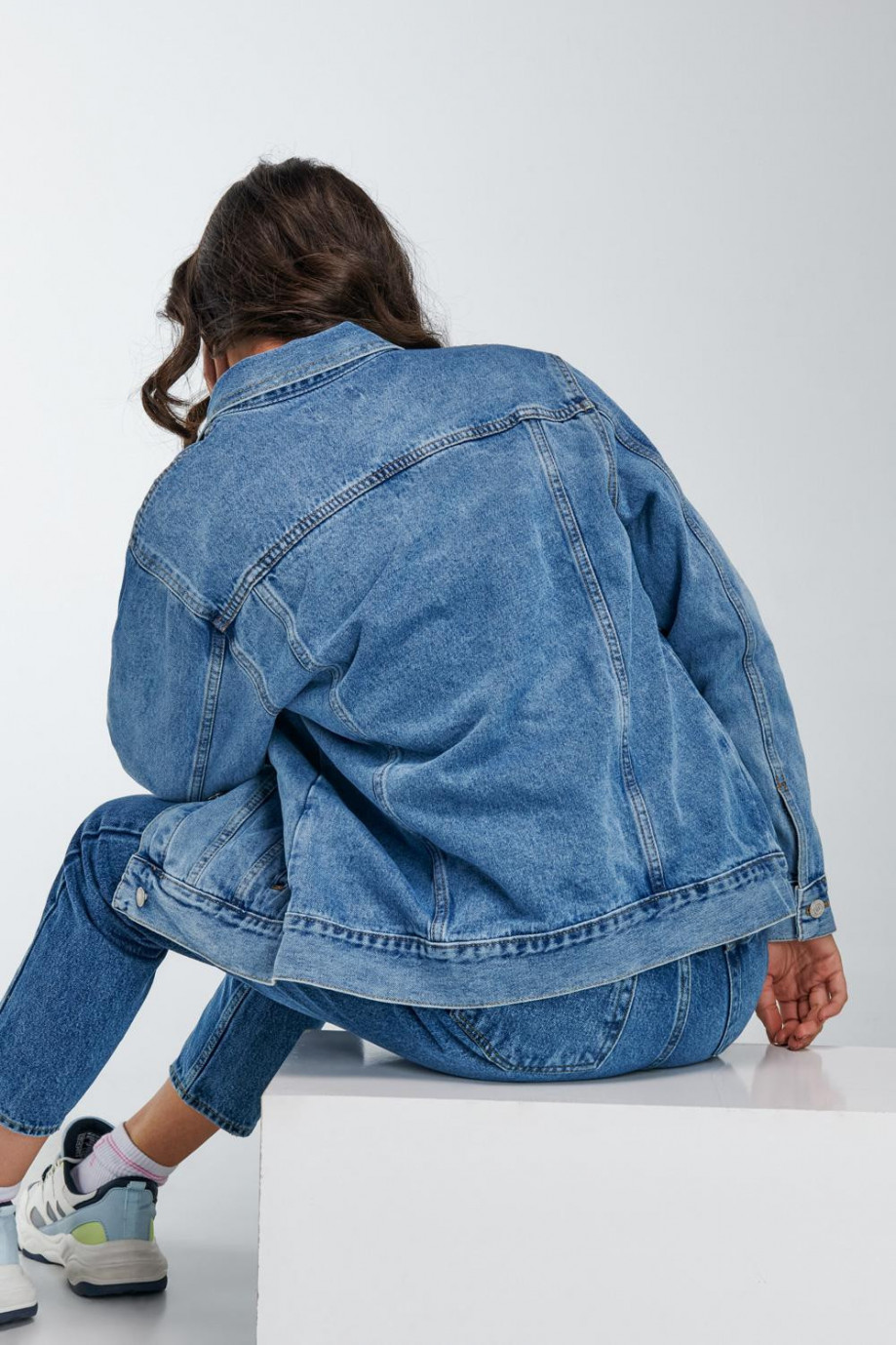 Chaqueta de jean oversize azul clara con bolsillos funcionales