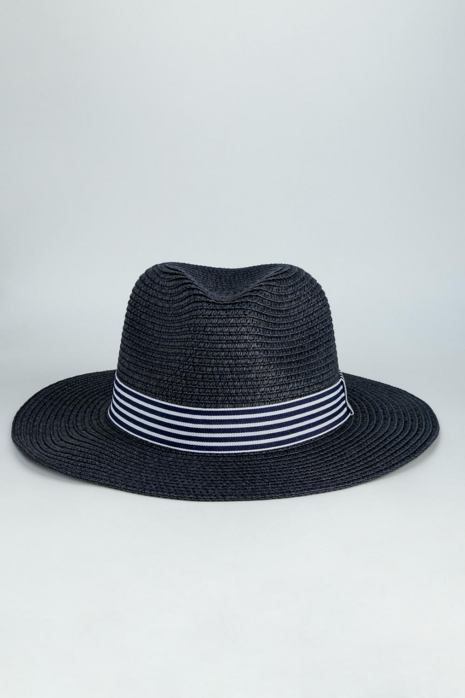 Sombrero tejido gris oscuro con cinta decorativa de líneas