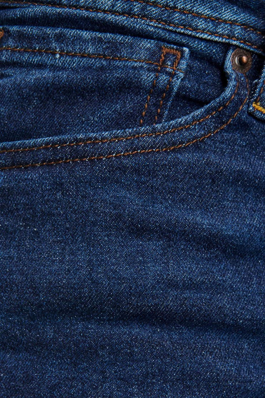 Jean slim azul intenso tiro bajo con costuras cafés en contraste