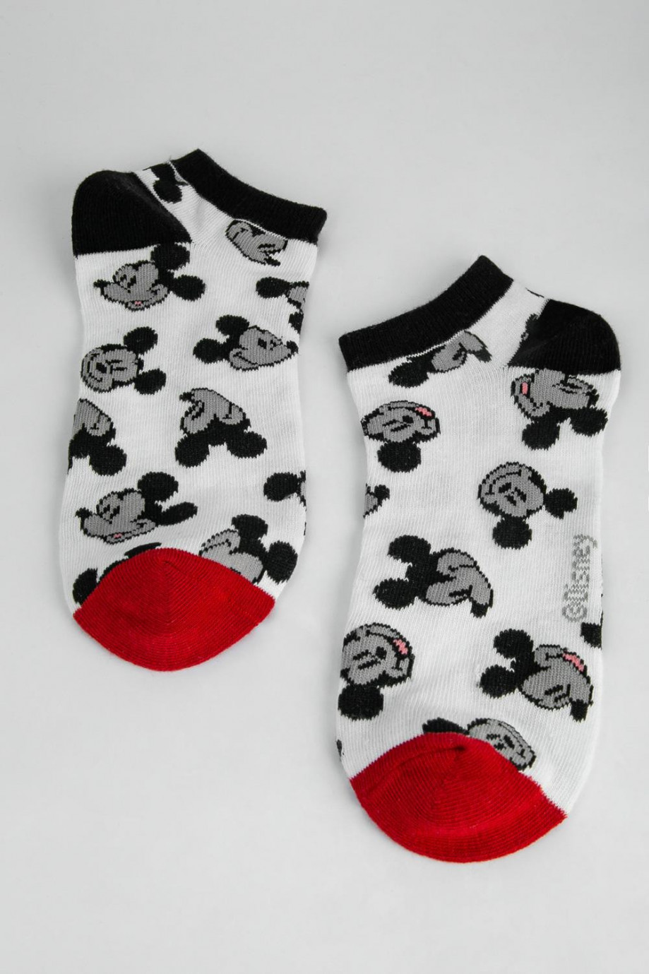 Medias unicolores cortas con contrastes y diseños de Mickey