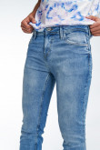 Jean skinny tiro bajo azul claro con costuras en contraste