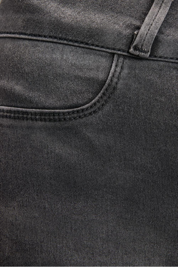 Jean gris oscuro con efecto push up, pretina ancha y tiro alto
