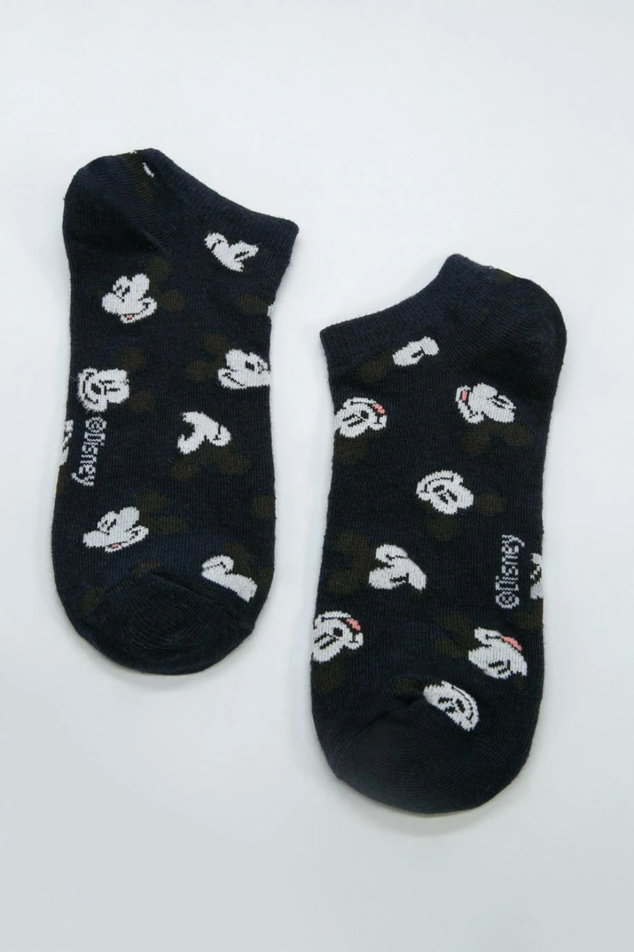 Medias unicolores tobilleras con diseños continuos de Mickey