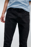 Jean negro tipo 90´S con 5 bolsillos y tiro bajo