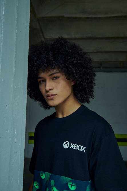 Camiseta cuello redondo negra con diseños de Xbox estampados