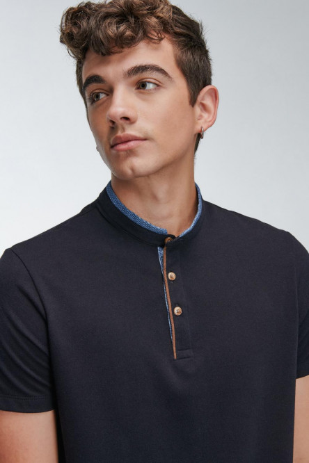 Camiseta Polo con cuello estilo neru, manga corta con pechera interna en contraste.