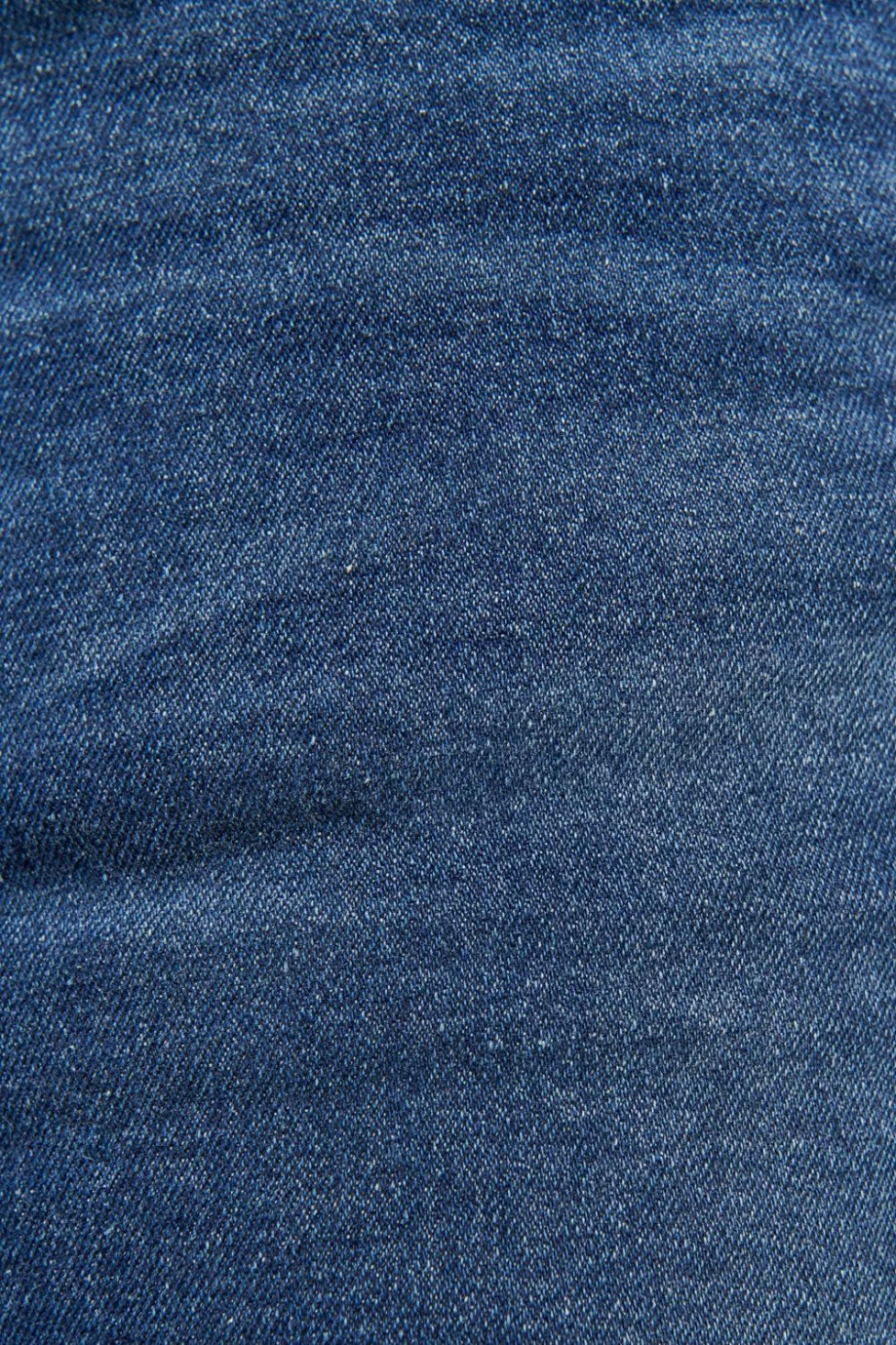 Jean slim tiro bajo azul oscuro con costuras en contraste