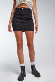 Falda corta negra en jean con deshilados en borde inferior