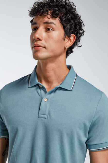 Camiseta unicolor tipo polo con detalles tejidos y botones en el pecho