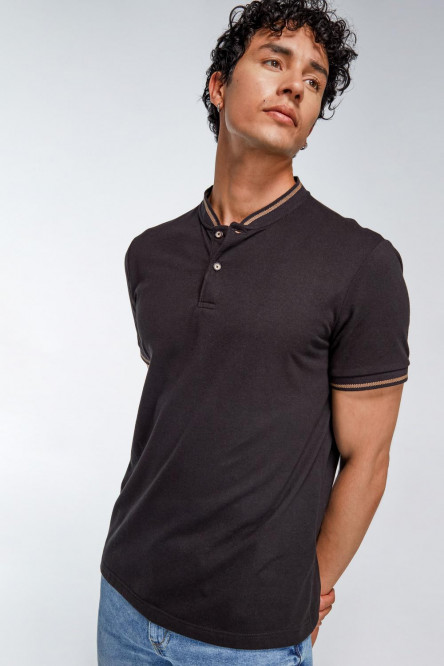 Camiseta Polo unicolor con cuello y puños tejidos, manga corta con pechera de dos botones.