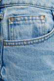 Jean 90´S azul claro con bota ancha, desgastes y tiro alto