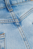Jean 90´S azul claro con bota ancha, desgastes y tiro alto