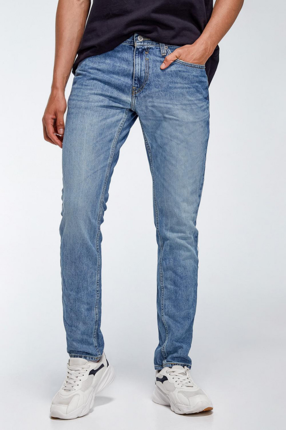 Jean azul 90´S con bota recta y desgastes de color