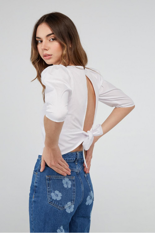 Blusa blanca cuello con escote y anudado la espalda