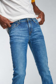 Jean tiro bajo slim azul con desgastes de color y bolsillos