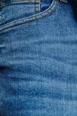 Jean tiro bajo slim azul con desgastes de color y bolsillos