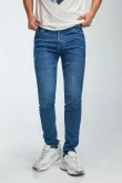 Jean azul medio tipo skinny con 5 bolsillos y costuras en contraste