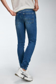 Jean azul medio tipo skinny con 5 bolsillos y costuras en contraste