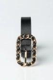Cinturón negro con hebilla metálica con detalles dorados