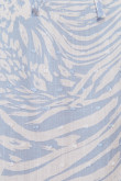 Blusa con escotes cuadrados azul clara y diseños blancos en animal print