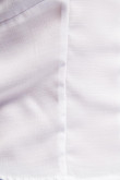 Blusa blanca con escote en V y cierre con botones en frente