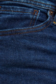 Jean azul intenso tipo slim tiro bajo con costuras cafés en contraste