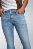 Jean súper skinny azul claro con detalles en degradé