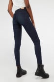 Jean push up azul intenso con tiro medio y pretina ancha