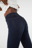 Jean push up azul intenso con tiro medio y pretina ancha