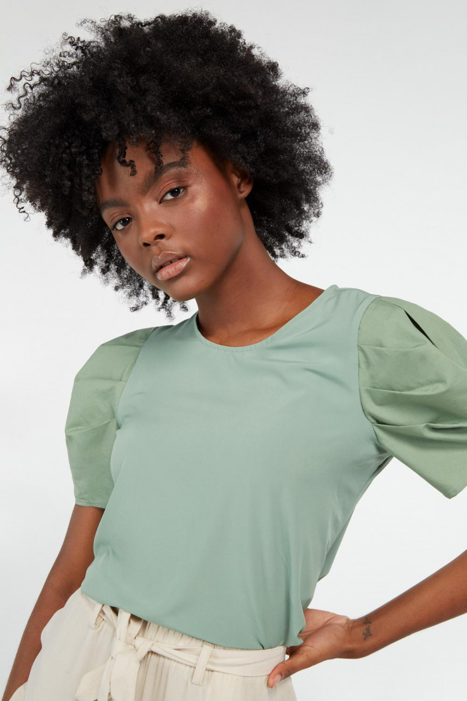 Blusa verde medio con cuello redondo y manga corta englobada