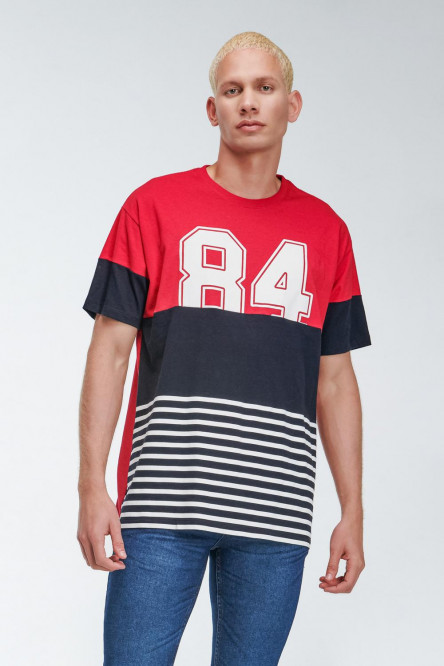 Camiseta manga corta estampada, con bloques en color en contraste y estampado collage sobre el frente.