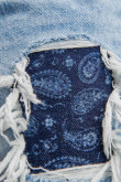 Bermuda de jean azul medio con rotos, parche y detalles en láser