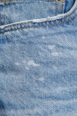 Bermuda de jean azul medio con rotos, parche y detalles en láser