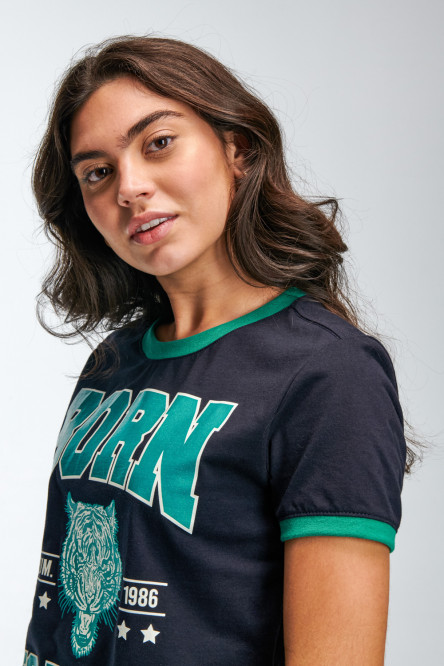 Camiseta crop top, con costuras en contraste y estampado en frente.