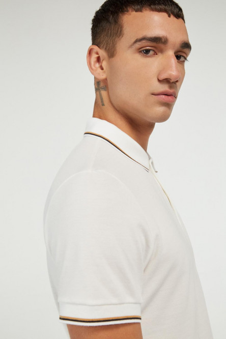 Camiseta unicolor tipo polo con detalles tejidos y botones en el pecho