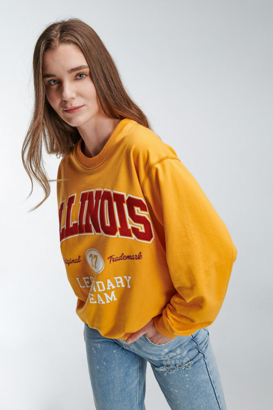 Buzo amarillo intenso oversize cuello redondo con textos college