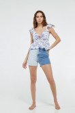 Blusa manga sisa blanca con flores azules y golas en hombros