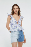 Blusa manga sisa blanca con flores azules y golas en hombros